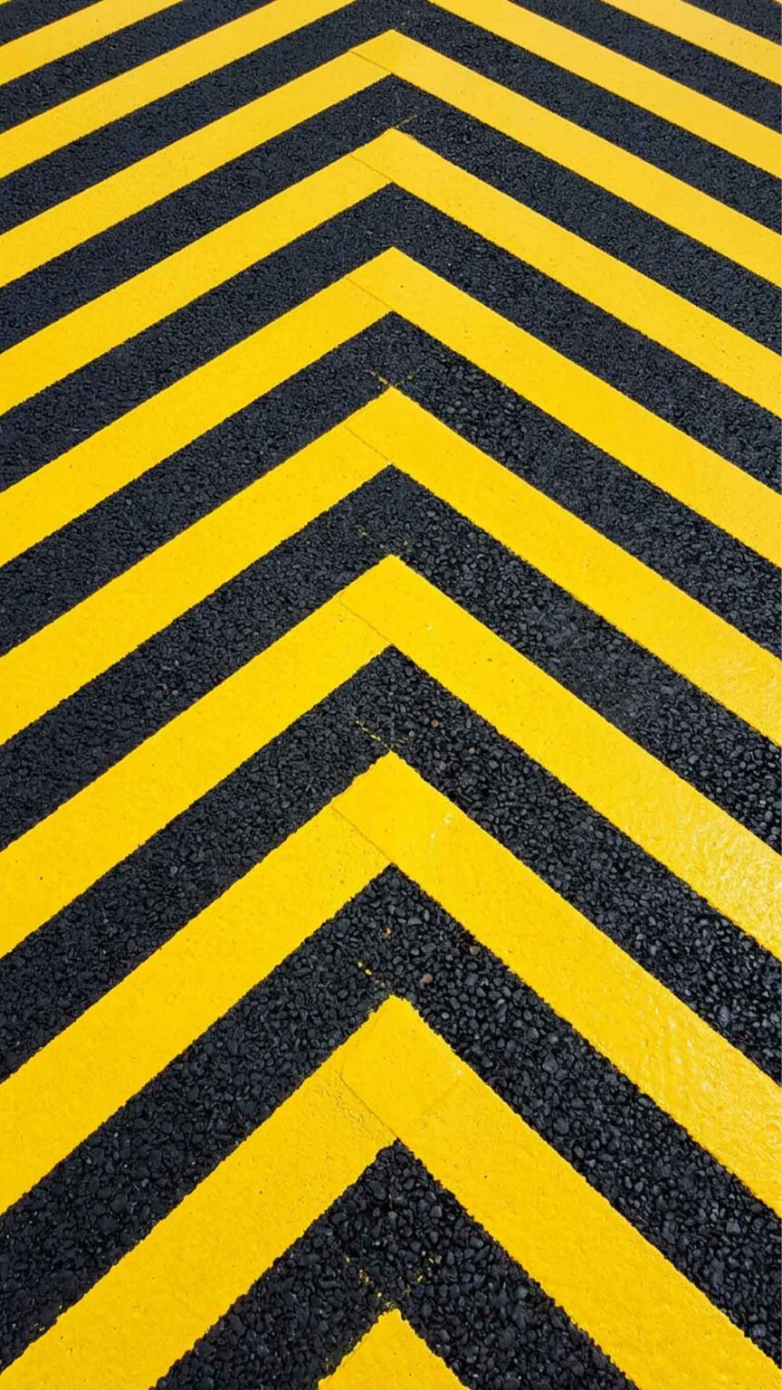 Detailansicht einer frisch aufgetragenen Markierung und Fahrbahnmarkierung (Pfeilsymbol).